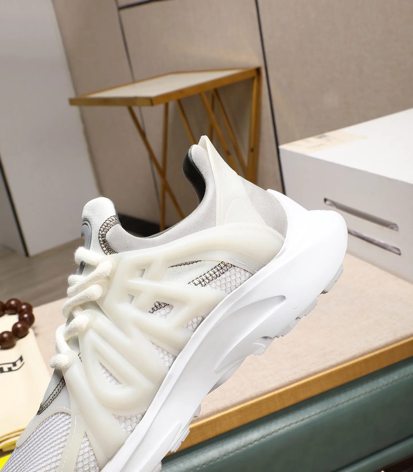 Men's Men's Shoes 💰800 Fendi Fendi's latest Tag series of men's casual mesh sports running shoes, originally purchased and developed, this Tag sneaker is a one-leg sneaker, made of black high-tech mesh material with gray neoprene details. Oversized FENDI lettering on the side and translucent rubber details. Light and flexible rubber running shoe soles, beautifully packaged at the delivery counter, customized breathable lining, original molded foam rubber outsole, sole thickness: 3.5CM! Size: 40-44 (customized at 39.45.46)